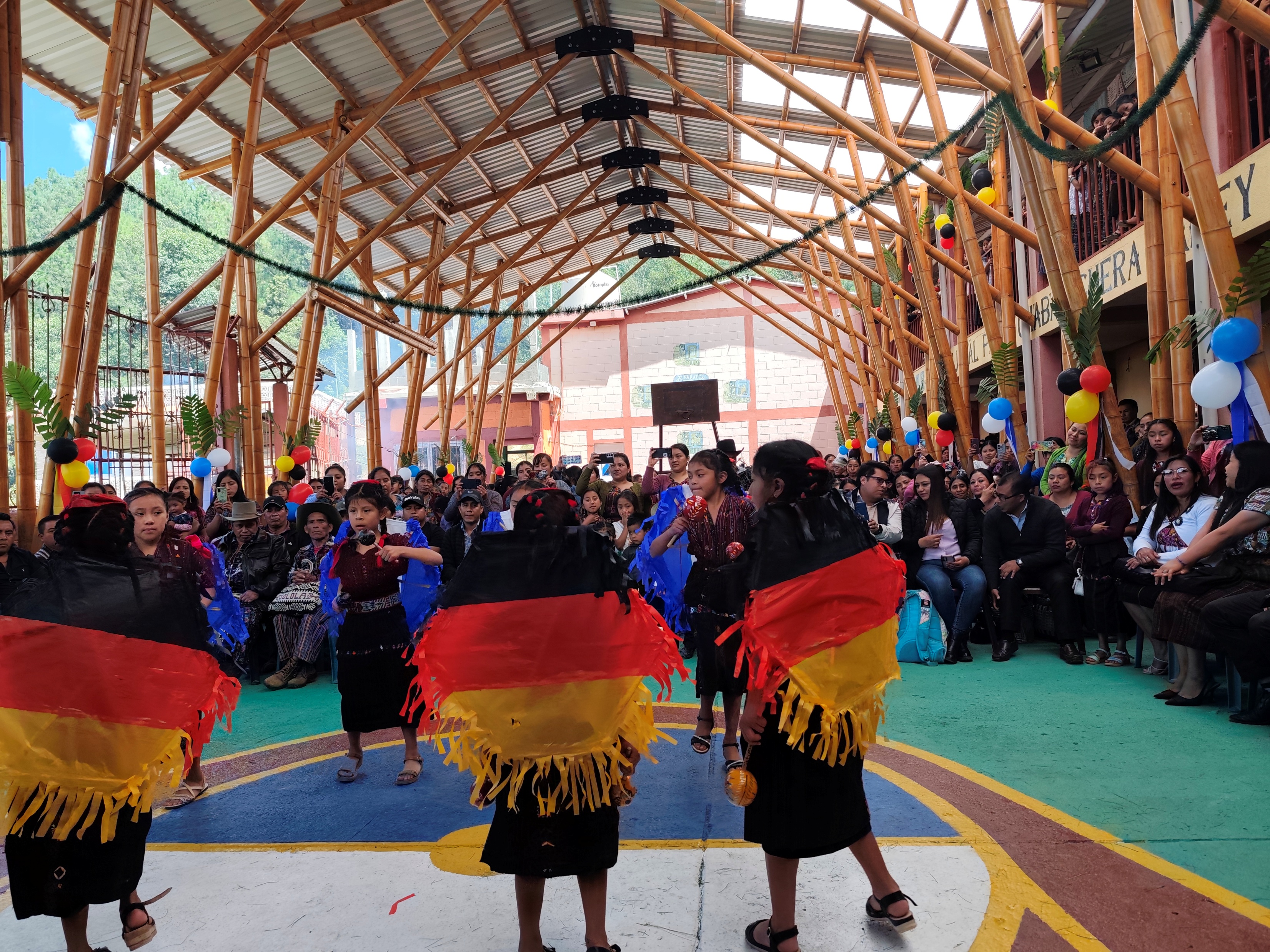 Feierliche Einweihung der Überdachung des Schulhofs in Vasconcelos