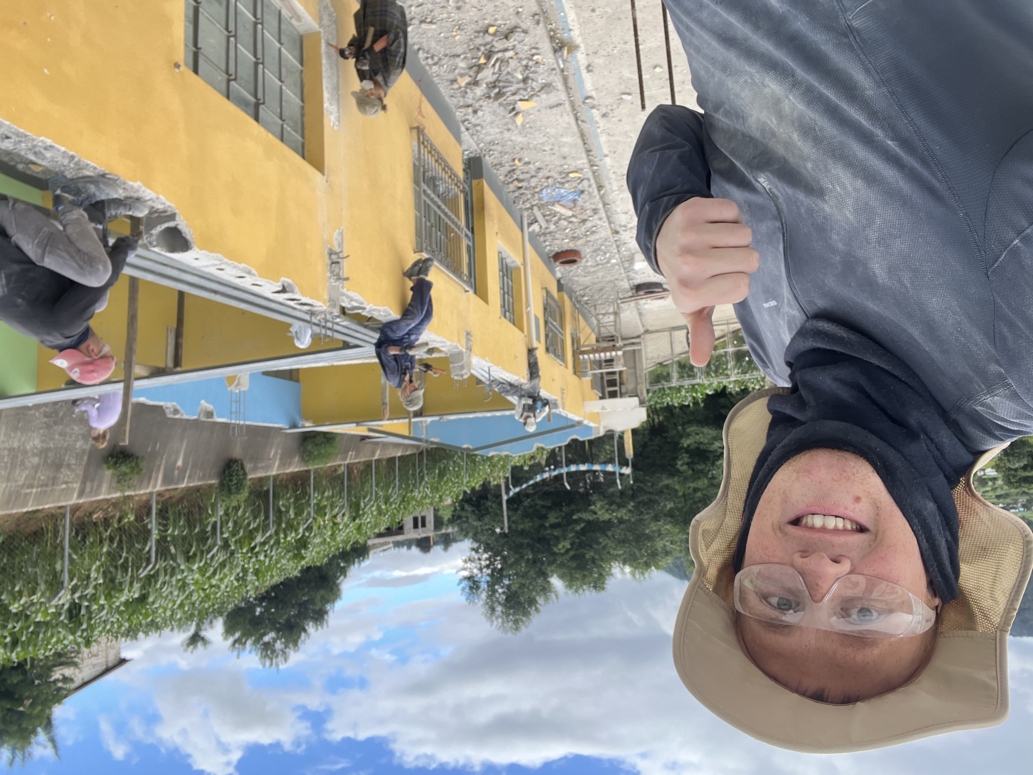 Timo Forstmann (vorne) packte in diesem Sommer vier Wochen in Guatemala mit an. Mit anderen Freiwilligen half er ein
Gebäude für die Aufstockung vorzubereiten.